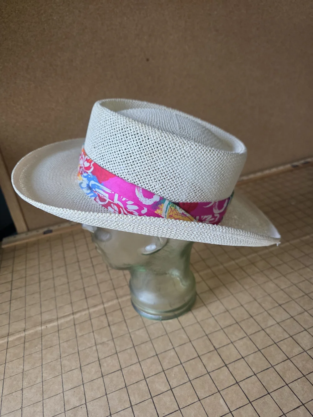 Kangol Design White Woven Sun Hat w/ Colorful Floral Band Vintage Collectible